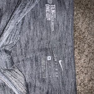 Nike women’s cropped leggings leggings